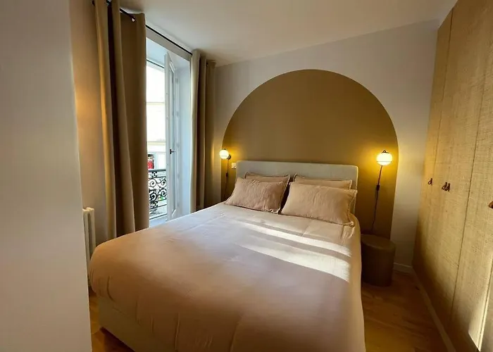 Marais - Bright One-bedroom Decorated With Taste